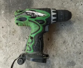 Taladro Hitachi 12V con 2 baterías y cargador