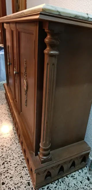 Aparador de madera maciza y mármol