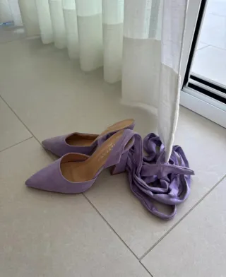Zapatos morados de tacón con lazo atado al tobillo