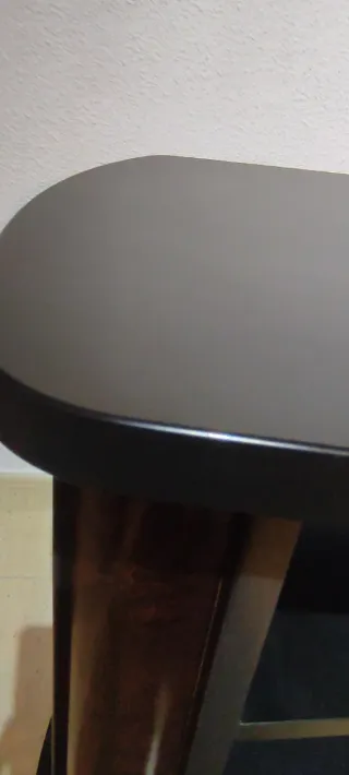 Mueble TV oscuro madera con ruedas.