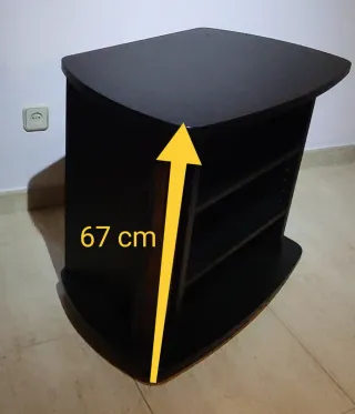 Mueble TV oscuro madera con ruedas.