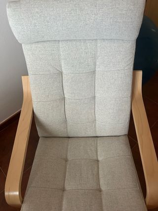Mecedora Poang de madera con tela gris Ikea