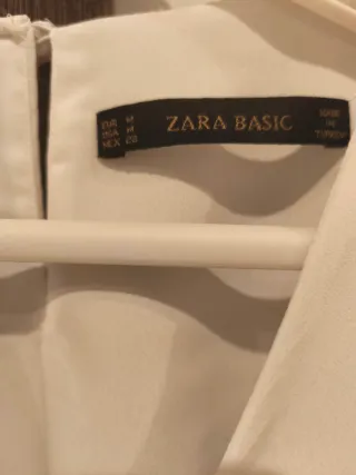 Top blanco con volantes Zara. Talla M