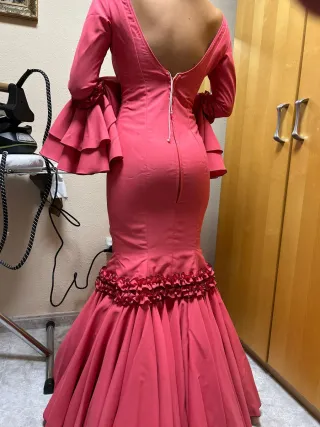 Traje de flamenca rosa con volantes
