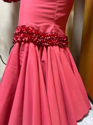 Traje de flamenca rosa con volantes