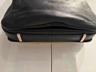 Bolso bandolera piel negro y borreguito beige.