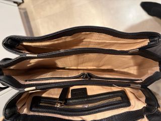 Bolso bandolera piel negro y borreguito beige.