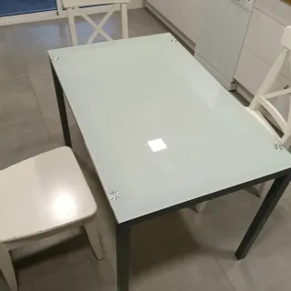 Mesa de cristal y metal