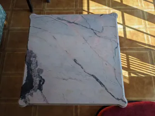 Dos mesas de centro mármol rosado veteado.