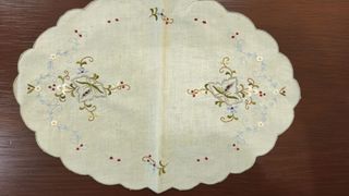 Individual / centro de mesa bordado a mano flores