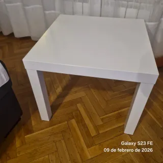 Mesa auxiliar cuadrada lacada en blanco
