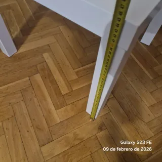 Mesa auxiliar cuadrada lacada en blanco