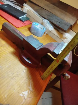 Tornillo de banco rojo