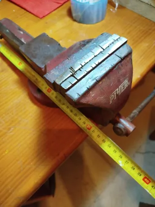 Tornillo de banco rojo