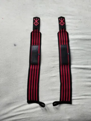 Muñequeras Berserk Rayas Rojas y Negras