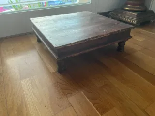 Mesa baja de madera rústica