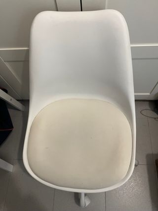 Silla de oficina blanca con ruedas