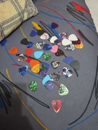 40 Púas de Guitarra Variadas
