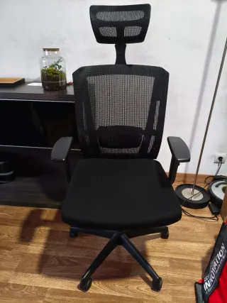 Silla de oficina ergonómica negra