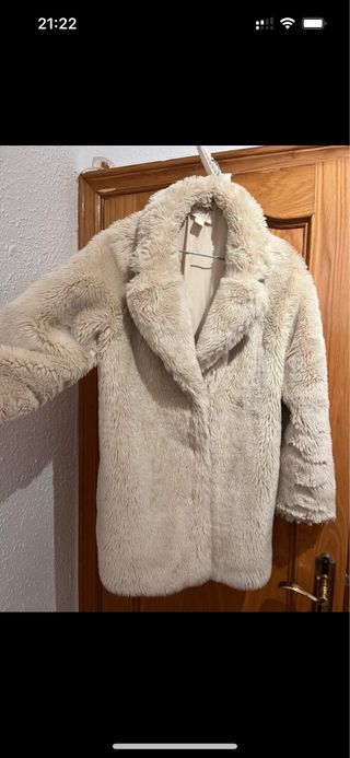Abrigo pelo sintético blanco solapas