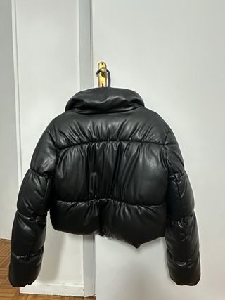 Cazadora efecto piel Zara negra