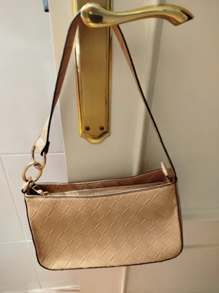 Bolso de hombro beige tejido