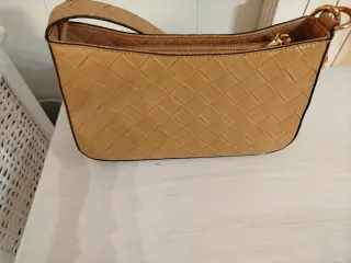 Bolso de hombro beige tejido