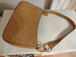 Bolso de hombro beige tejido