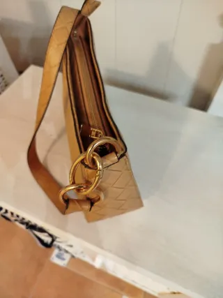 Bolso de hombro beige tejido