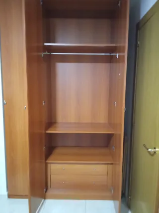 Armario de madera marrón