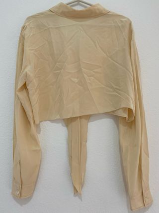 Blusa beige crop top con nudo