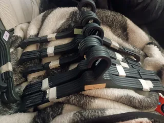 68 Perchas de plástico 44, 41 y 40 cm