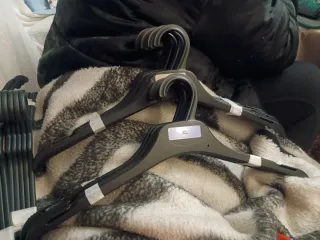 68 Perchas de plástico 44, 41 y 40 cm