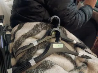 68 Perchas de plástico 44, 41 y 40 cm