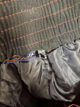 Pantalón de esquí naranja y negro