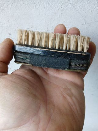 Cepillo de ropa antiguo con funda bordada