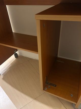 Escritorio de madera con ruedas