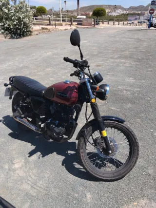 Moto Haojue Naked Marrón y Negra