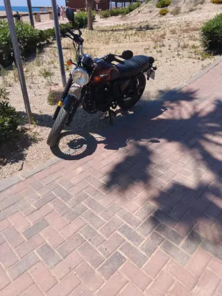 Moto Haojue Naked Marrón y Negra