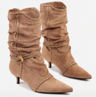 Botas de piel sintética beige con frunces