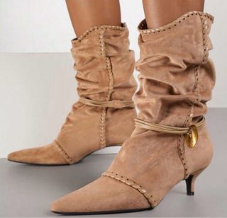 Botas de piel sintética beige con frunces