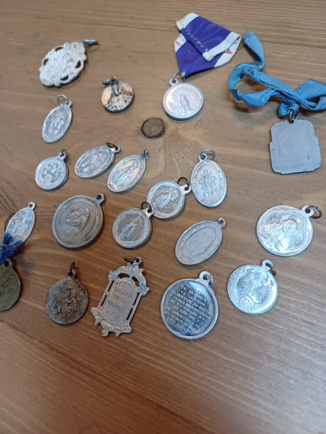 Lote de medallas religiosas