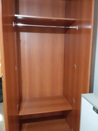 Armario de madera marrón