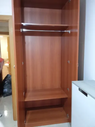 Armario de madera marrón