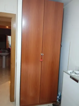 Armario de madera marrón
