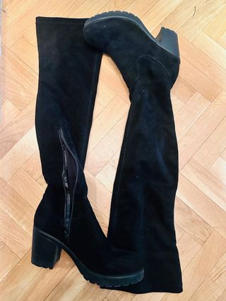 Botas altas negras con cremallera y tacón