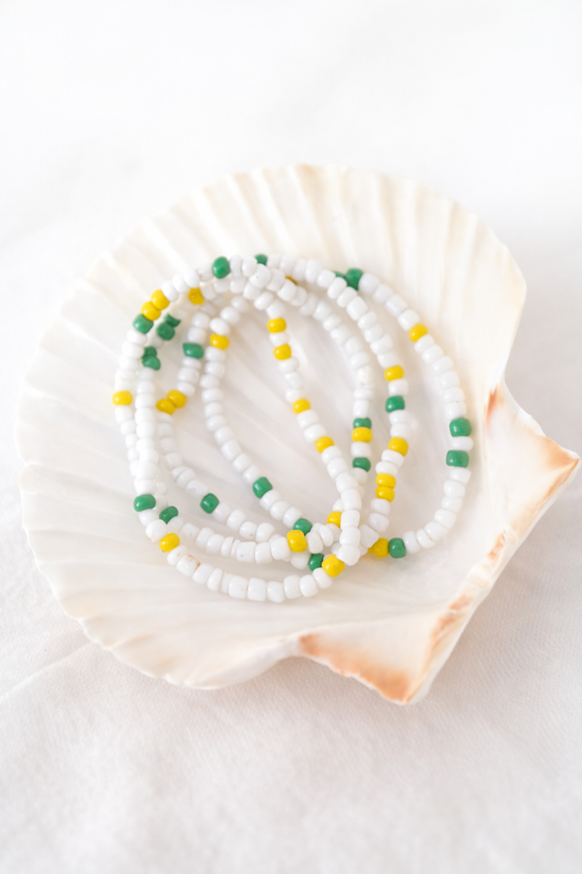 4 Pulseras de cuentas blancas, verdes y amarillas