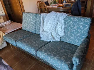 Sofá antiguo floral verde