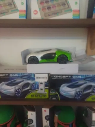 Coche de juguete deportivo verde y blanco