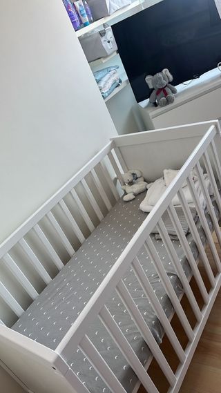 Cuna de bebé blanca